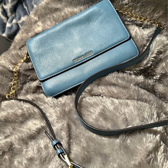 Nice blue bag from Michael kors used  but like new ,just couple times,I wear it - Picture 2 of 3